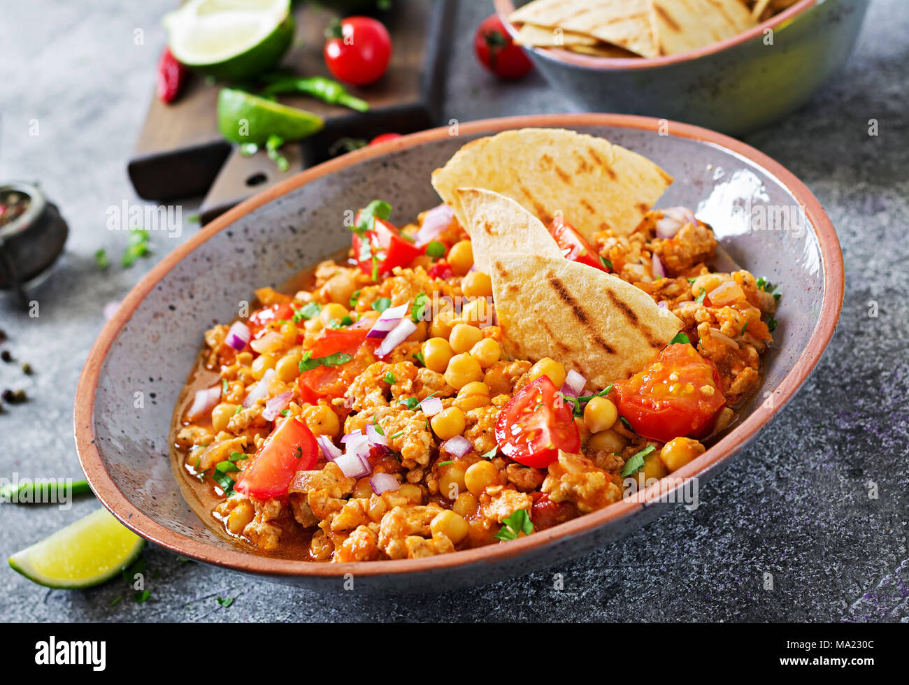 Chili Con Carne De La Turquie Avec Les Pois Chiches Servi Avec Des
