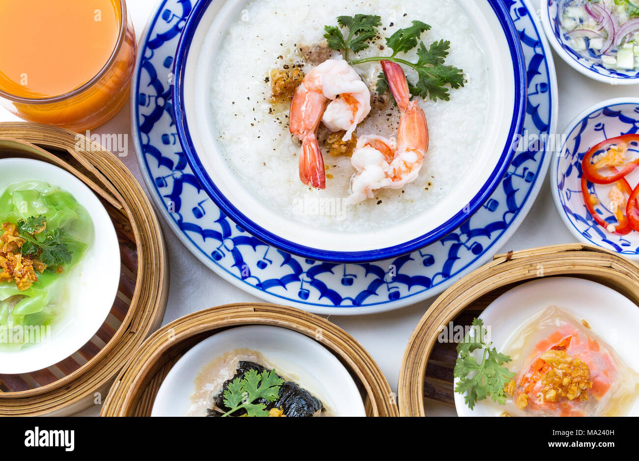 Petit-déjeuner oriental ensemble avec congee et des dim sum. Banque D'Images