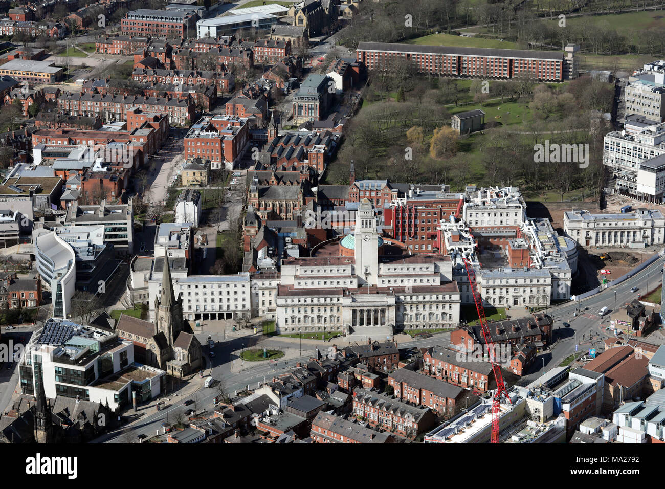 Vue aérienne de l'Université de Leeds avec le bâtiment Parkinson proéminents, UK Banque D'Images
