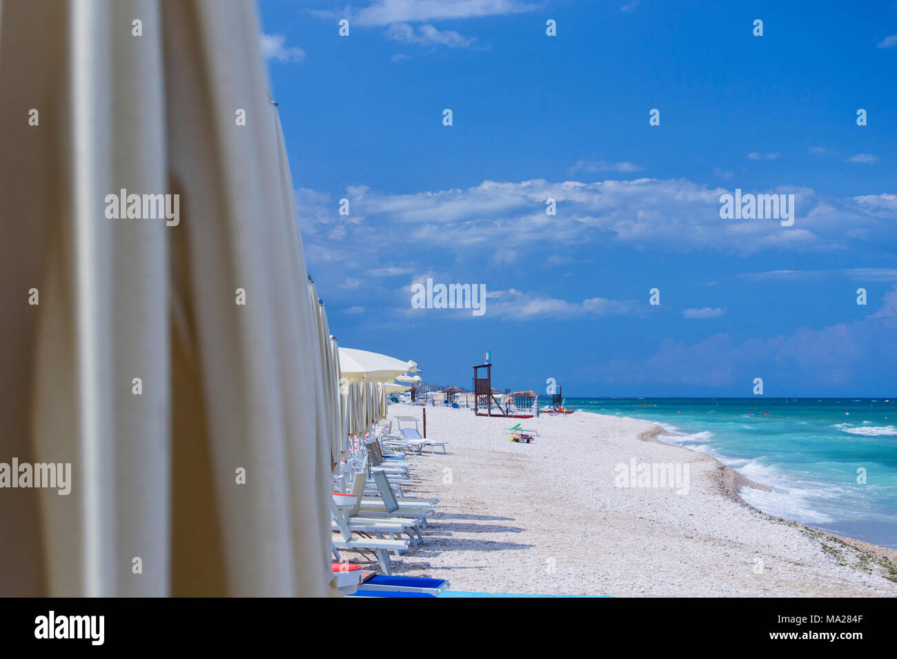 Plage de marotta, dans la région des Marches en été avec des parasols et des nuages Banque D'Images