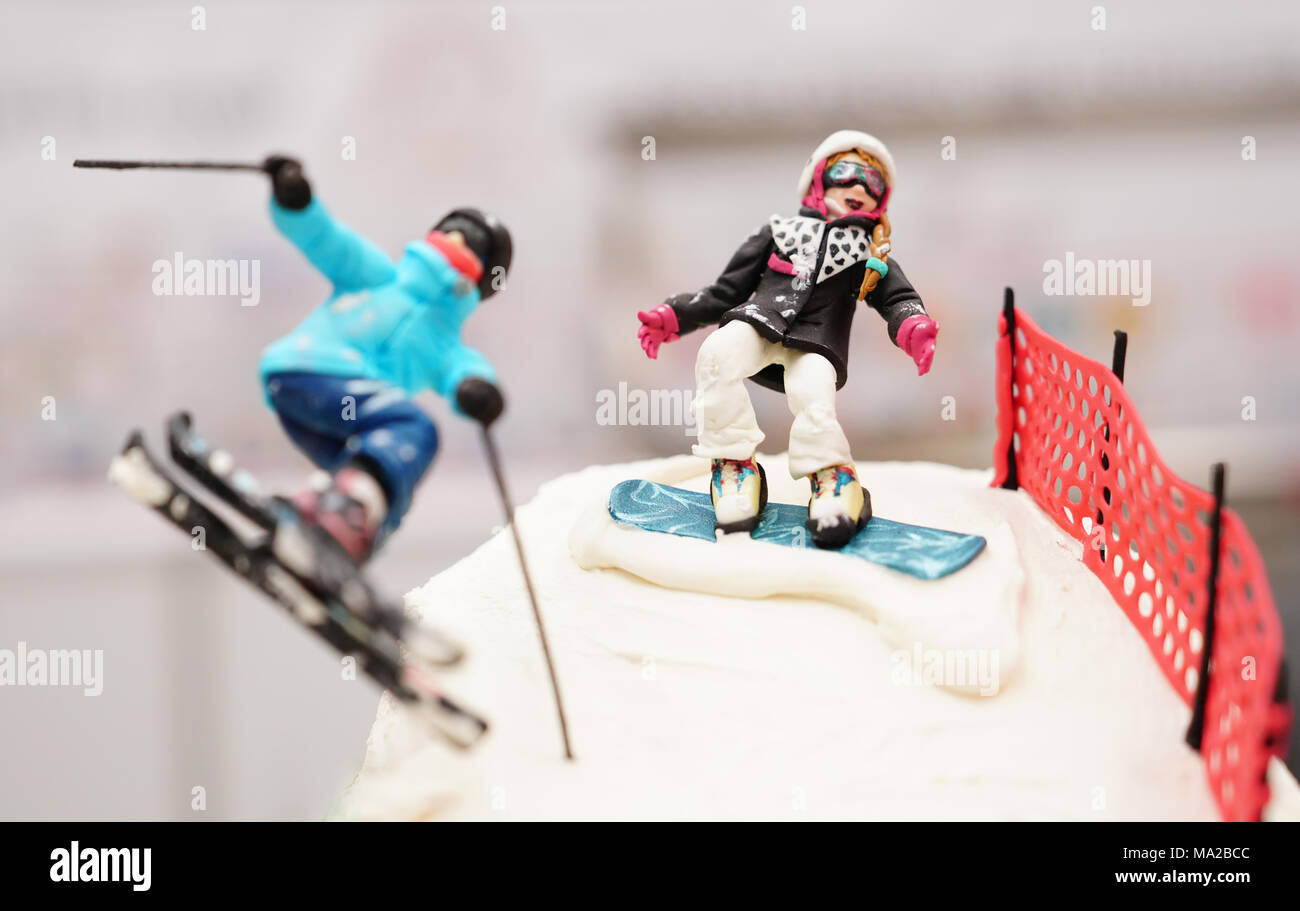 Focus sélectif d'un gâteau d'anniversaire dans laquelle des couples skieur en haute montagne Ski alpin Banque D'Images