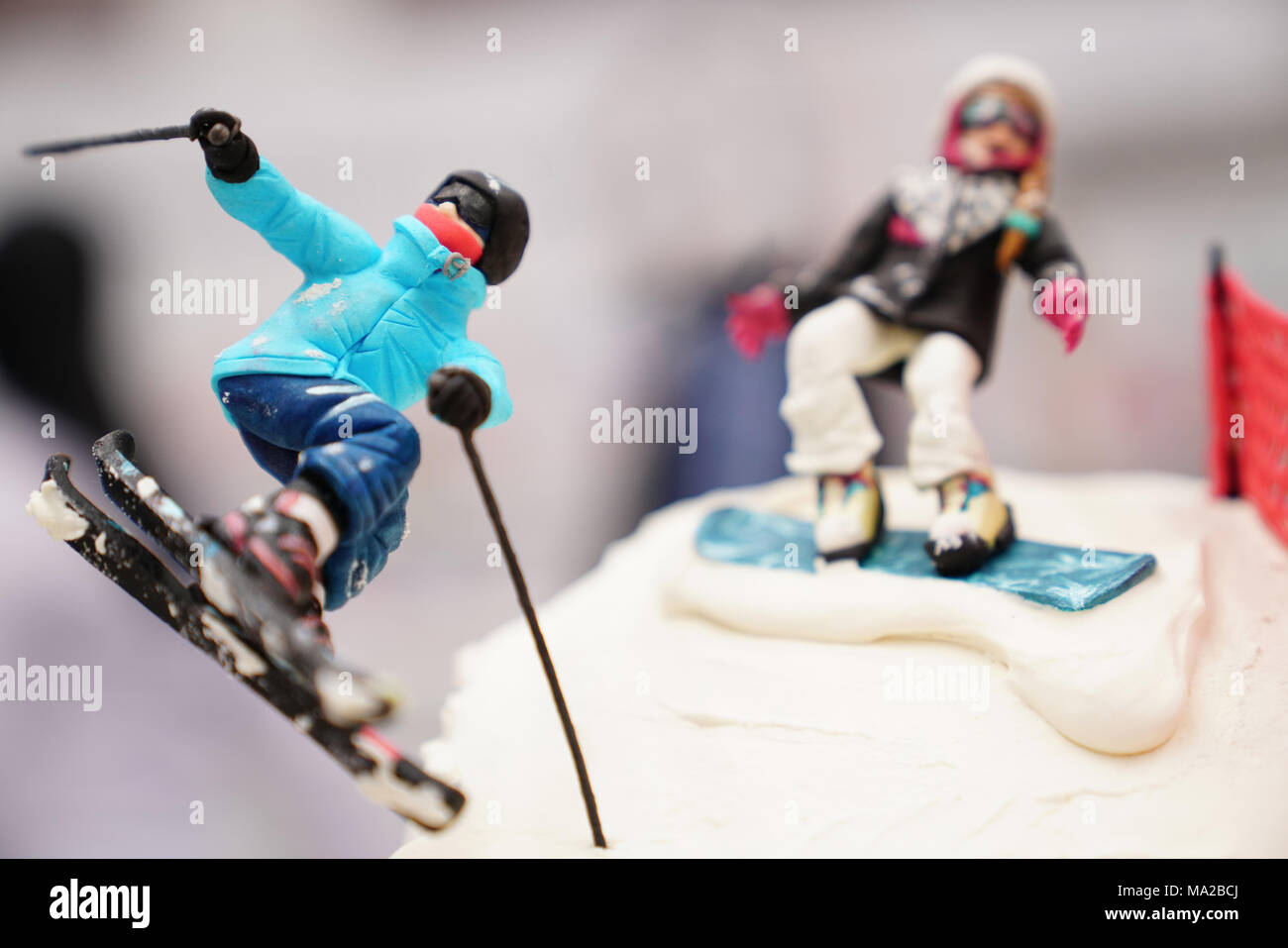 Focus sélectif d'un gâteau d'anniversaire dans laquelle des couples skieur en haute montagne Ski alpin Banque D'Images