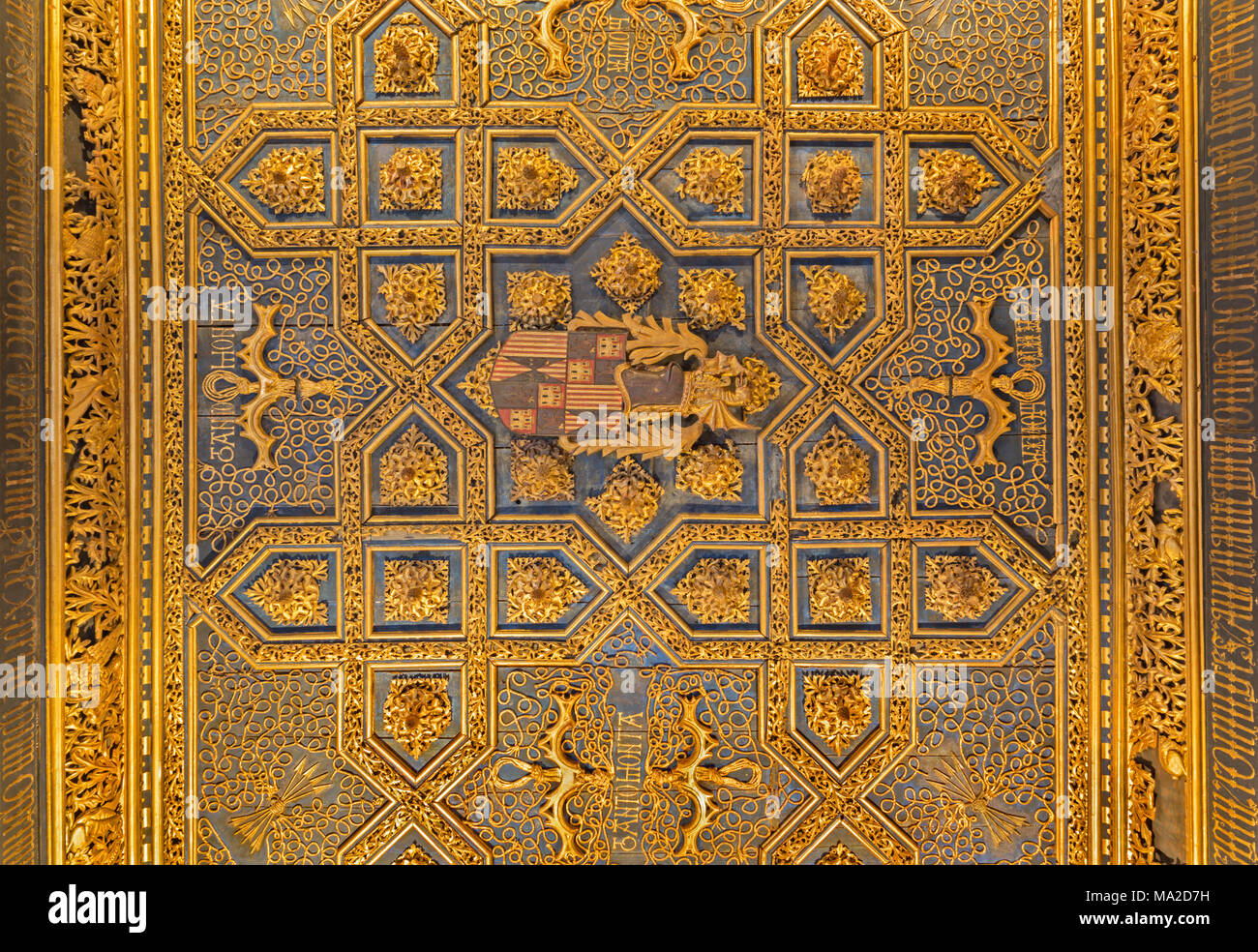Saragosse, Espagne - 2 mars, 2018 : Le plafond sculpté de style mudéjar de la Aljaferia palace. Banque D'Images