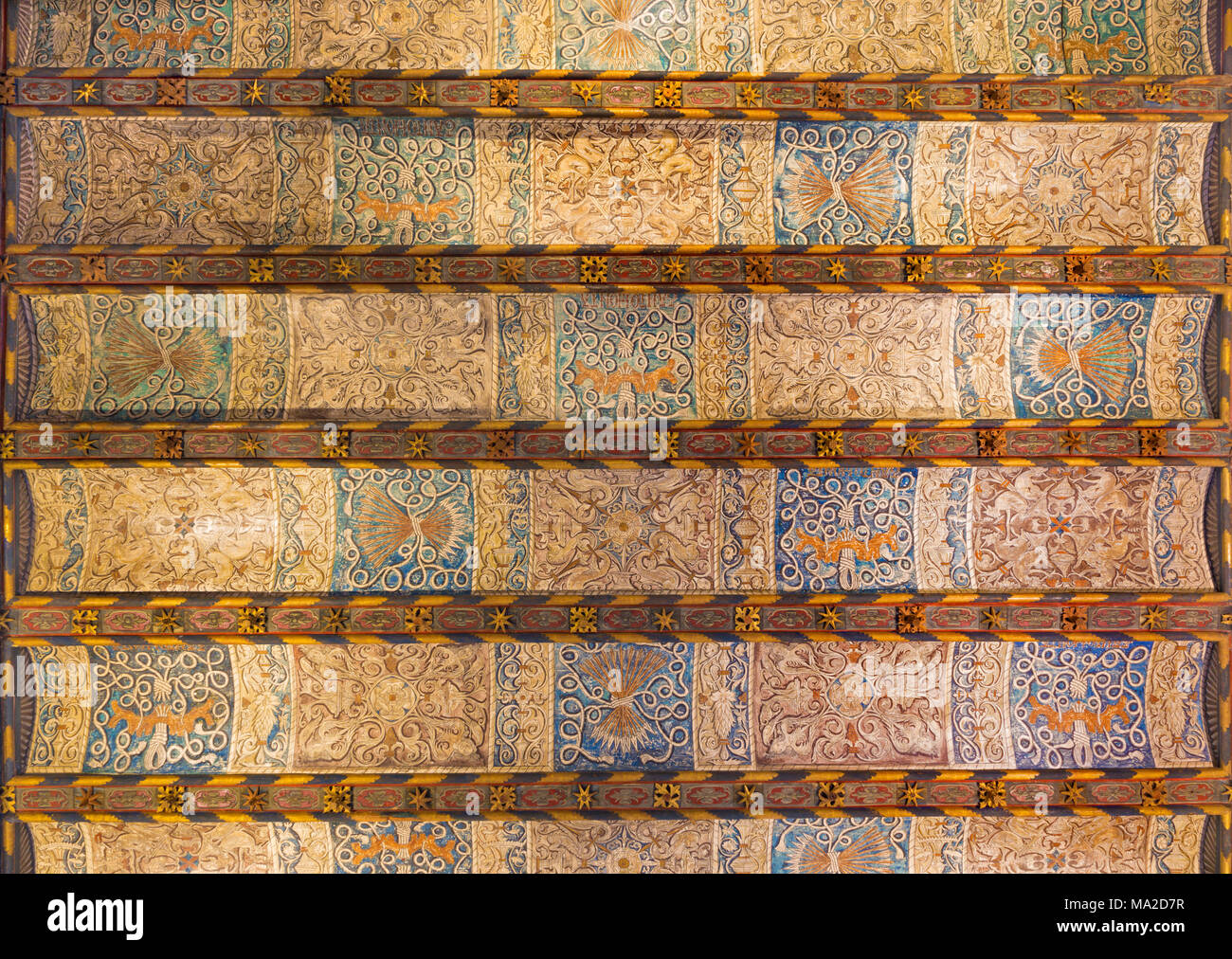 Saragosse, Espagne - 2 mars, 2018 : Le plafond sculpté de style mudéjar de la Aljaferia palace. Banque D'Images