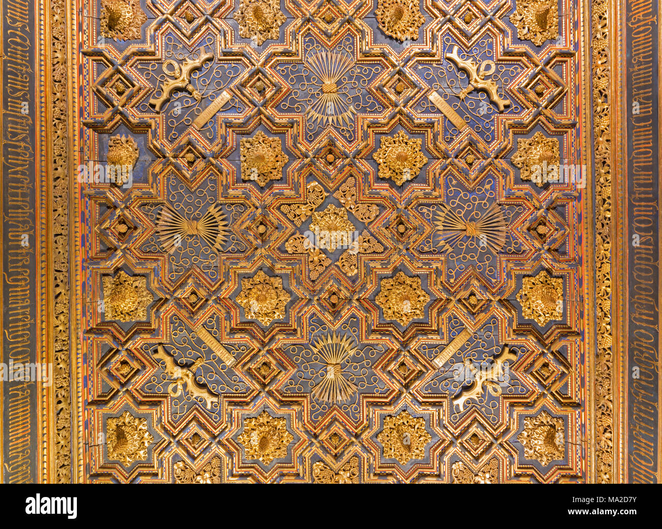 Saragosse, Espagne - 2 mars, 2018 : Le plafond sculpté de style mudéjar de la Aljaferia palace. Banque D'Images