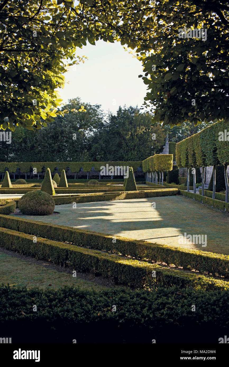 Façade et les rayons du soleil de Château de Brecy jardin, France Banque D'Images