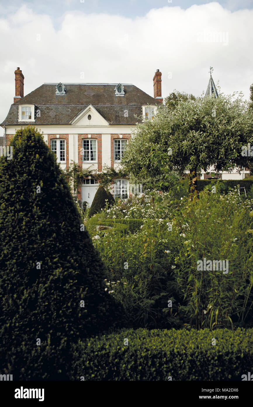 Les buissons, l'If, de hêtres et de villa à Jardins d'Angélique à Montmain, France Banque D'Images