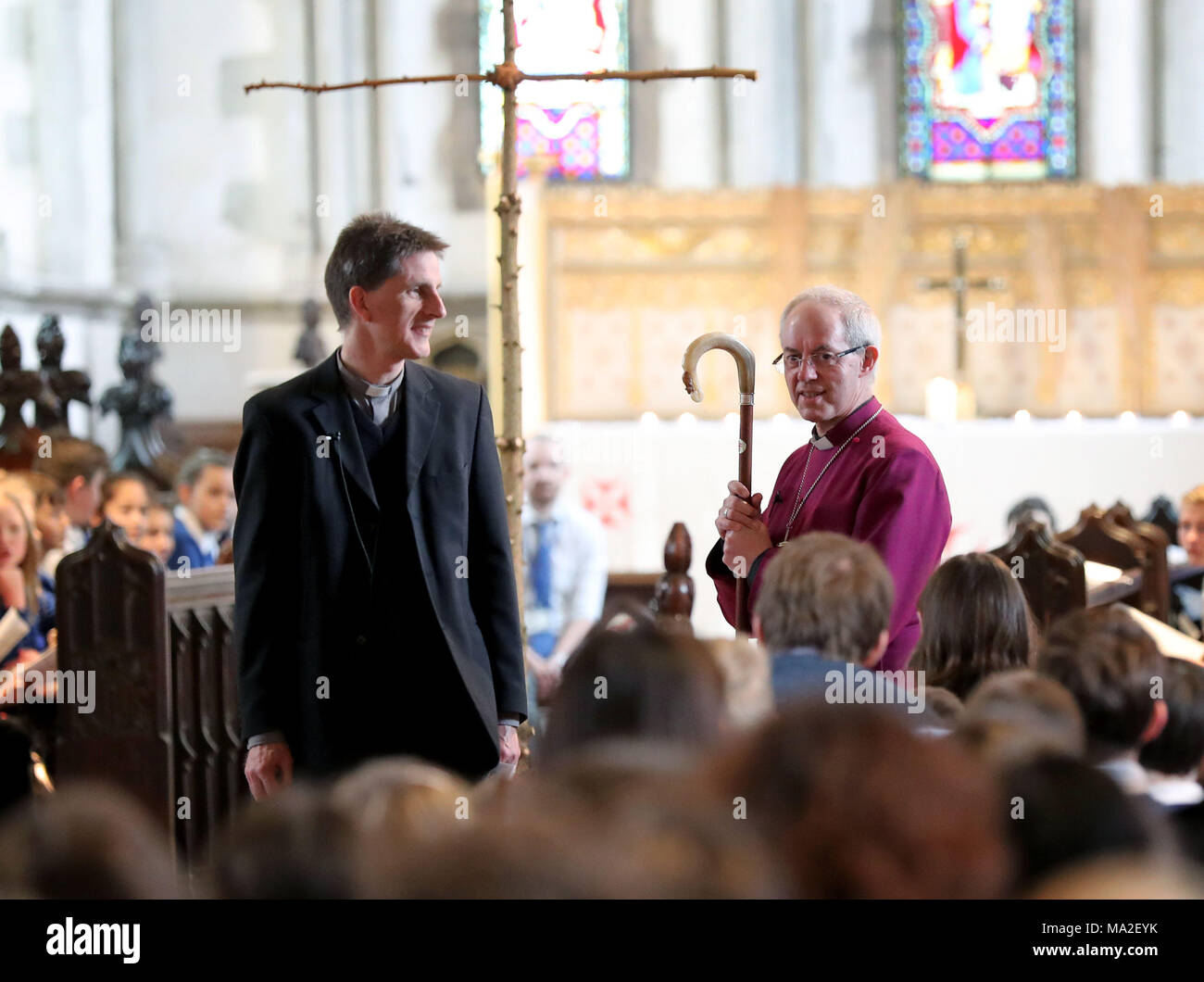 L'archevêque de Canterbury, Justin Welby avec le Révérend Richard Braddy (à gauche) au cours de l'École de la Cathédrale, Jeudi Saint service de Pâques dans l'église Sainte Marie la Vierge, Minster, tandis que sur les visites d'églises, des pubs et des écoles de la mission de la semaine 'Ile', dans le Kent. Banque D'Images
