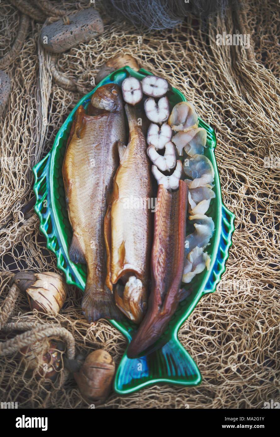 L'anguille fumée, la truite et le poisson-chat de la Spreewald Richter (Lac pêche Neuendorf, Allemagne) Banque D'Images