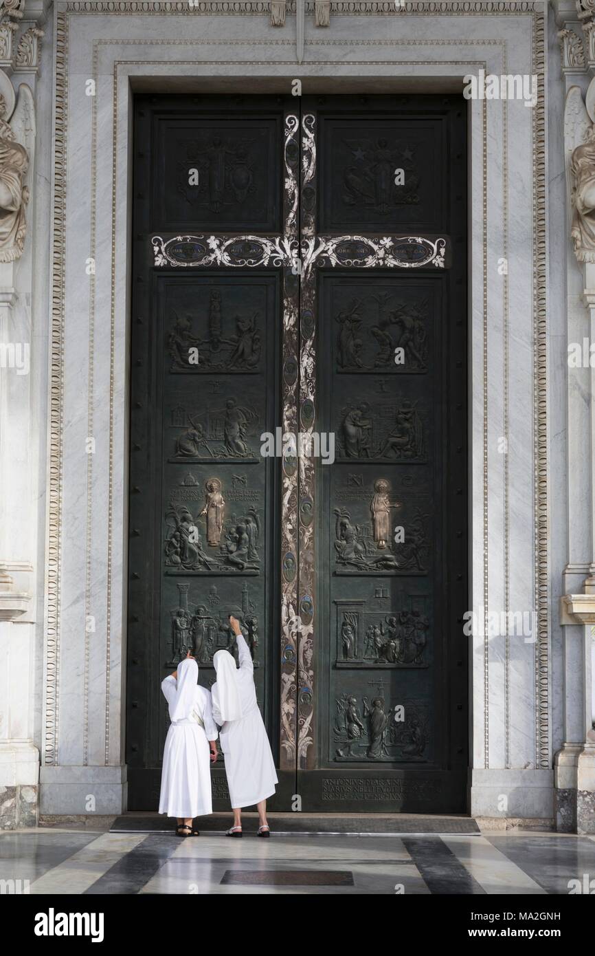 Les portes saintes de la Basilique de Saint Paul hors les murs, Rome Photo  Stock - Alamy