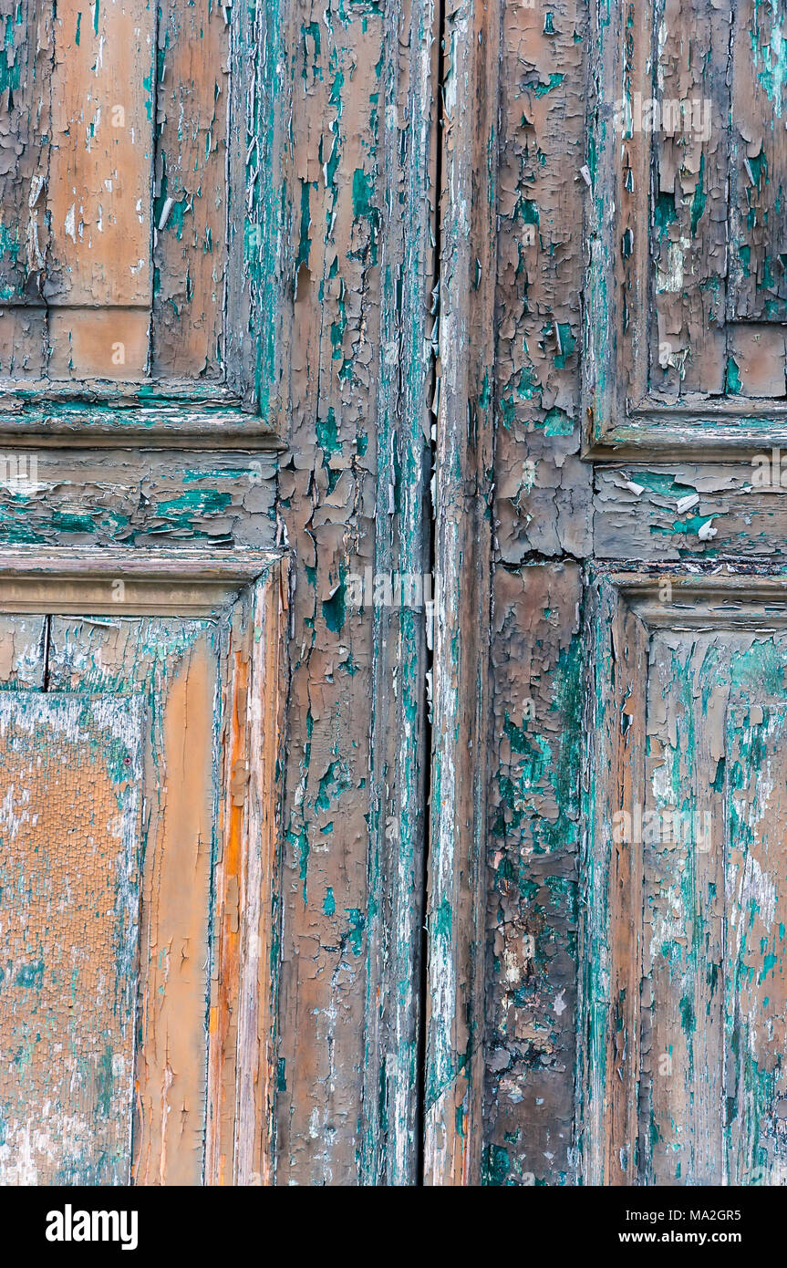 L'abondance des vieilles couches de peinture de différentes époques sur les portes et les fenêtres à Venise en Italie. Banque D'Images