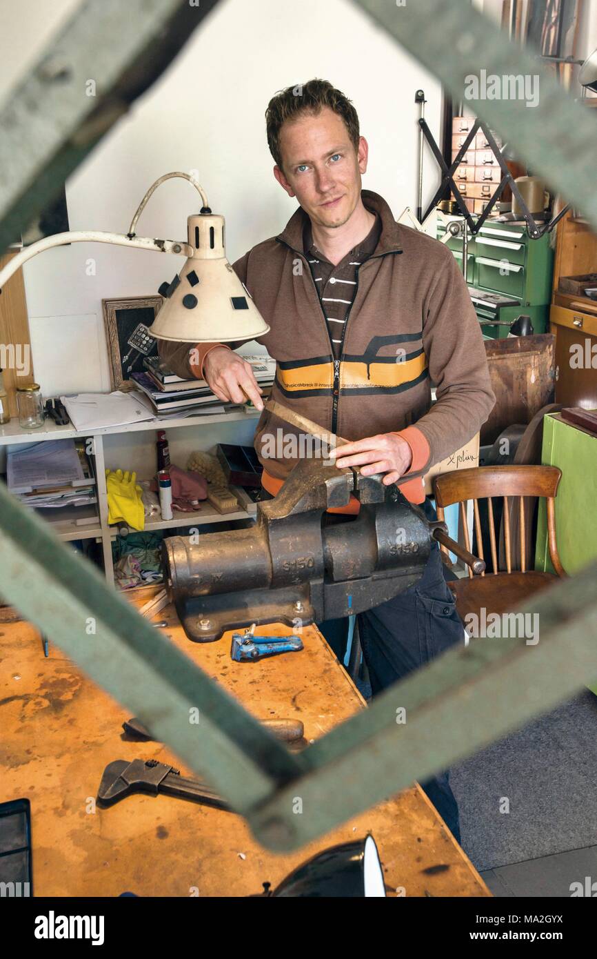 Konrad Wolf artiste Roscher travaillant sur les feux industriels dans son atelier, Lindenau, Leipzig, Allemagne Banque D'Images