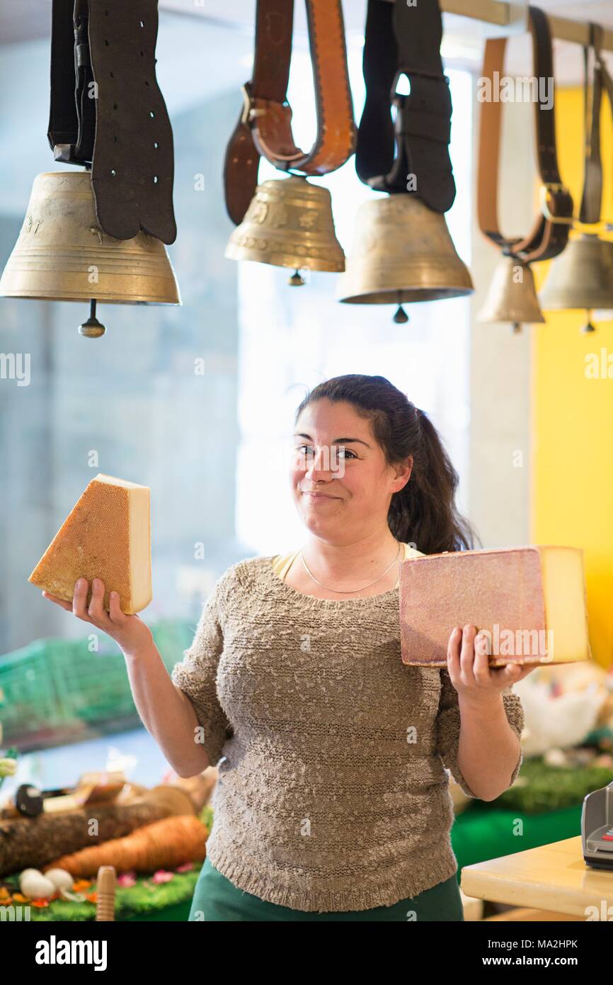 Une jeune femme dans la Charcuterie vaudoise 'La Femme' avec du fromage de producteurs régionaux, le lac de Genève, Suisse Banque D'Images