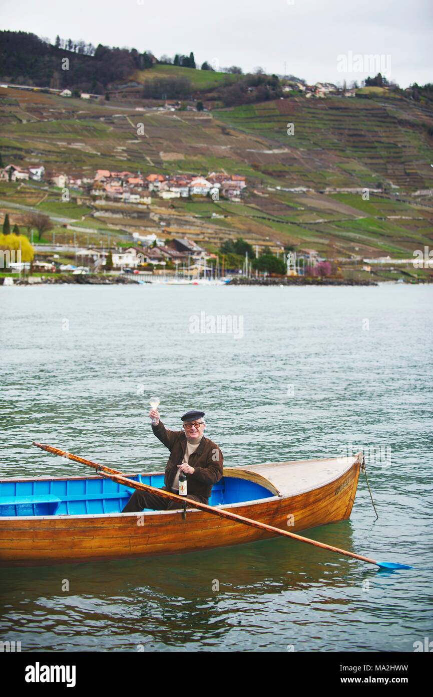 Le vigneron Louis-Philippe Bovard dans un bateau sur le lac de Genève, Suisse Banque D'Images