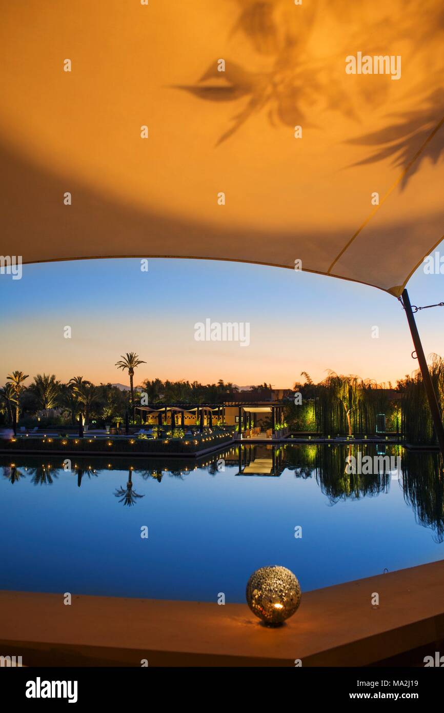 La piscine de l'hôtel Mandarin Oriental, Marrakech, Maroc Banque D'Images