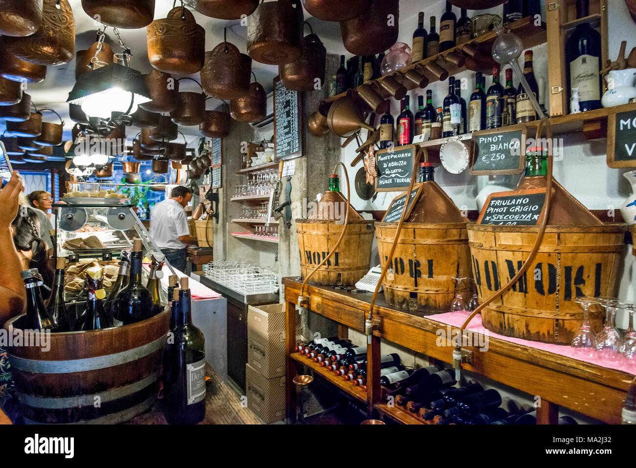 Le bar Cantina do Mori, Venise, Italie Photo Stock - Alamy