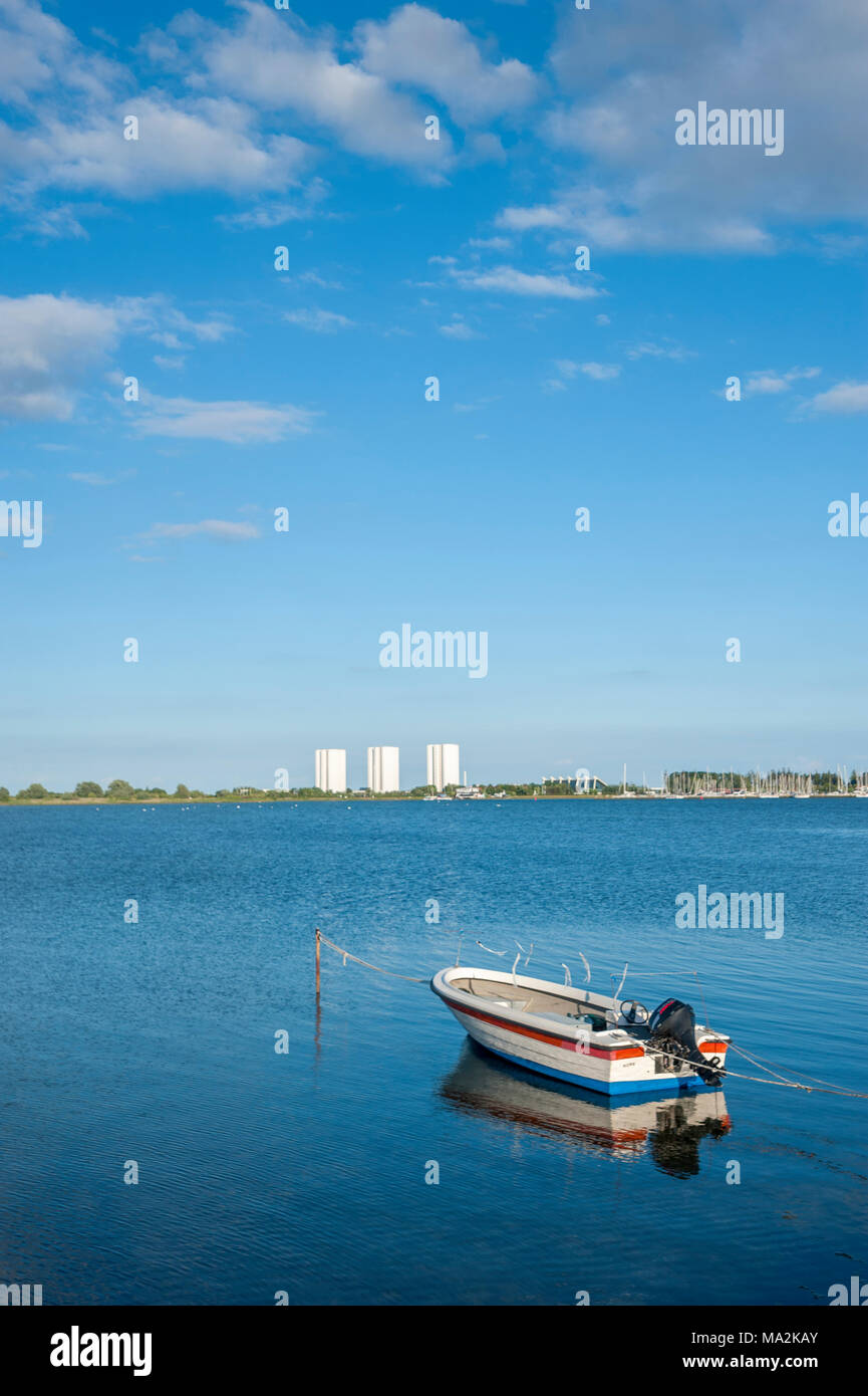 Burger lac intérieur avec vue sur South Beach avec l'hôtel et centre de vacances Burgstaaken, IFA, Fehmarn, mer Baltique, Schleswig-Holstein, Allemagne, Banque D'Images