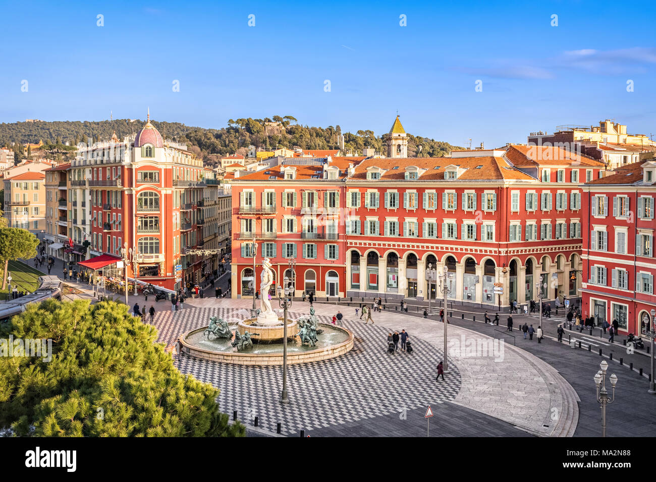 Nice Main Square Vue aérienne de la Place Massena Square avec bâtiments et fontaine ...