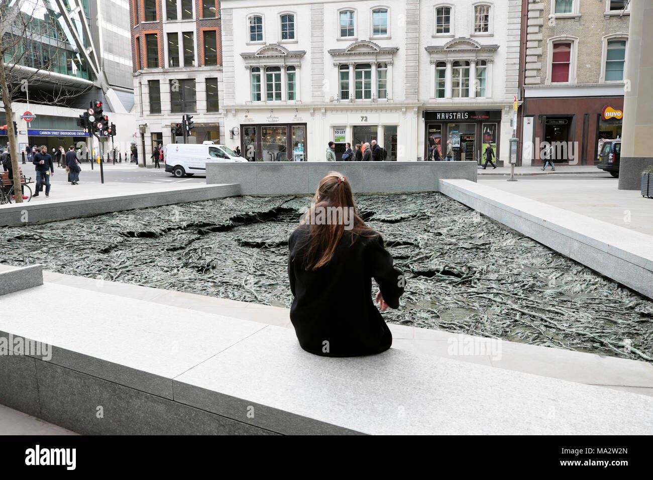 Les cours d'eau 'oublié' Walbrook sculpture de l'artiste Cristina Iglesias au bâtiment du siège européen de Bloomberg Ville de London UK KATHY DEWITT Banque D'Images
