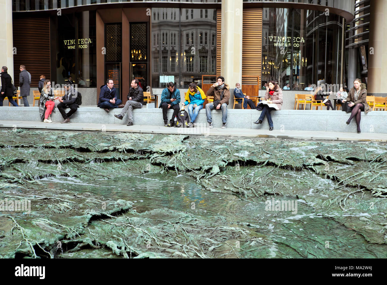 'Oublié' d'eau sculpture de l'artiste Cristina Iglesias au bâtiment du siège européen de Bloomberg dans la ville de London UK KATHY DEWITT Banque D'Images