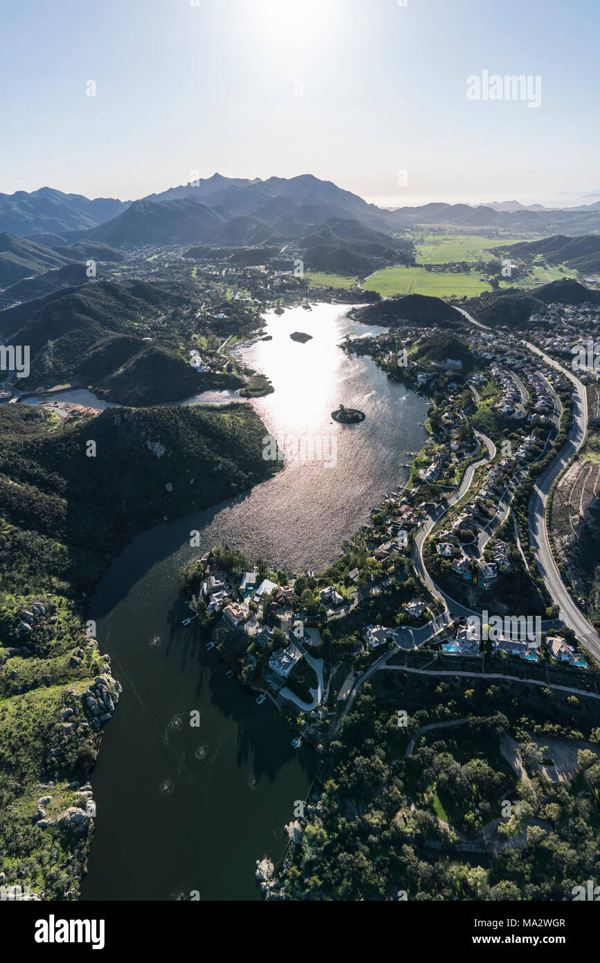 Vue aérienne verticale du lac Sherwood, Hidden Valley et les montagnes de Santa Monica près de Westlake Village, Malibu et Thousand Oaks (Californie). Banque D'Images