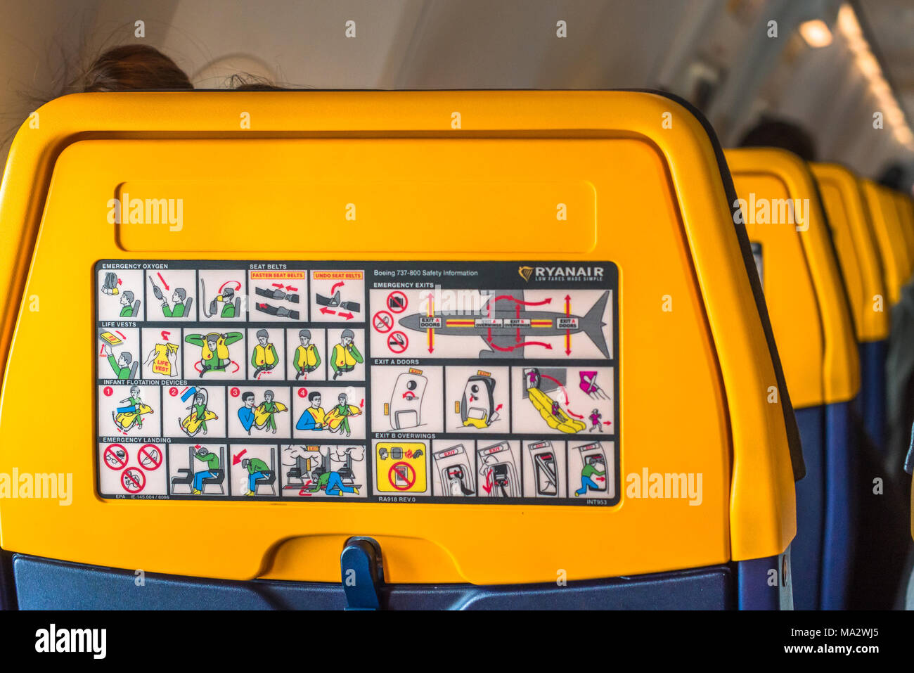 La sécurité des avions avion Ryanair carte de l'information imprimée sur le dos d'un siège. Banque D'Images