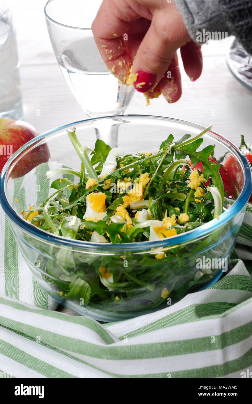 Salade de pissenlit délicieux dans un bol en verre Banque D'Images