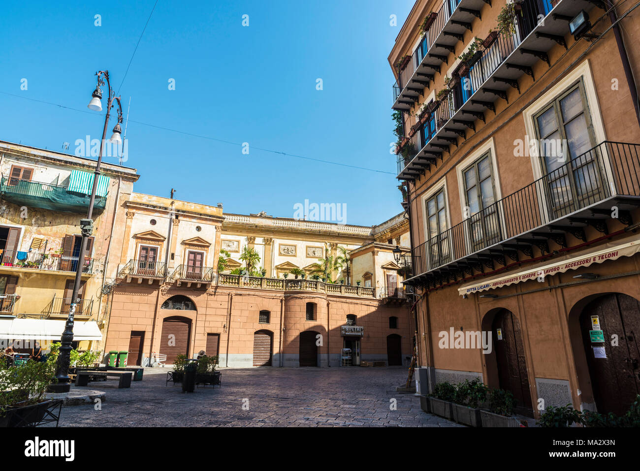 Palerme, Italie - 10 août 2017 : Rue de la vieille ville dans le centre de Palerme en Sicile, Italie Banque D'Images