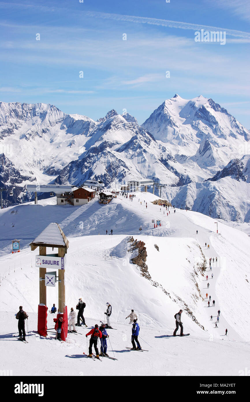 Sommet de la Saulire est une montagne de Savoie France. Entre Courchevel et Méribel et une partie des Trois Vallées ski Surf resort en français des Alpes. Banque D'Images