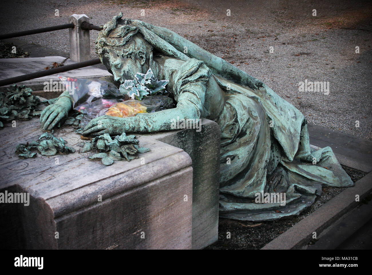 Femme veuve en deuil ou statue au Cimetière Monumental de Milan, en Italie. Banque D'Images