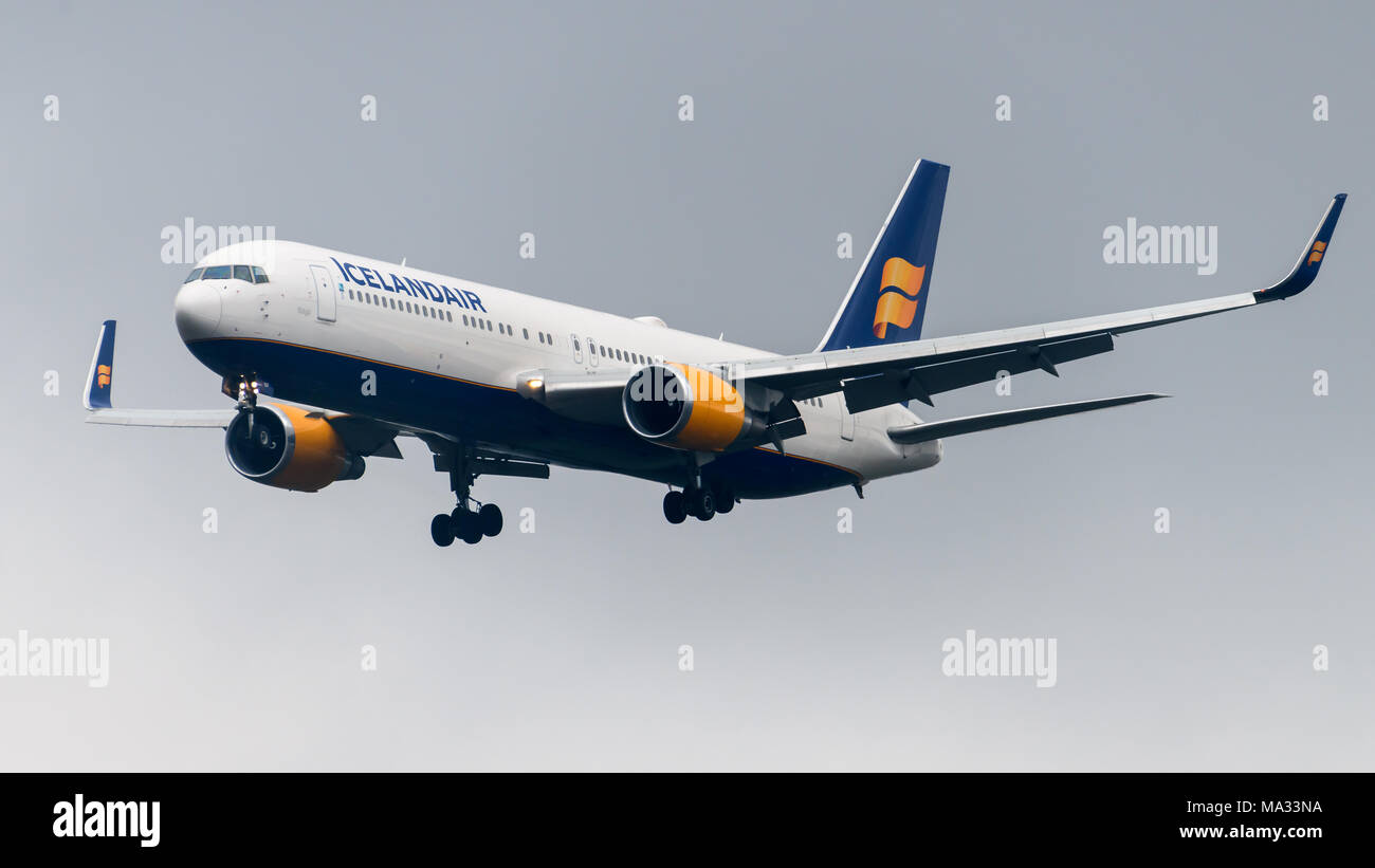 Boeing 767 d'Icelandair à l'atterrissage à l'aéroport de Heathrow Banque D'Images