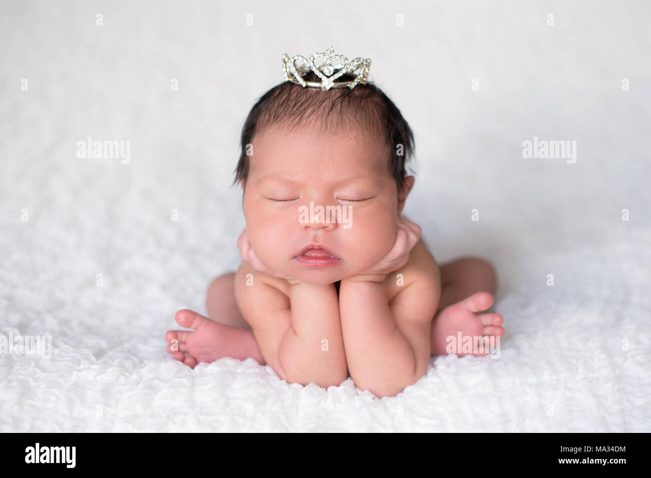 Portrait De Couchage Age De Sept Jours Naissance Bebe Fille Elle Porte Une Couronne Strass Et Est Pose Avec Son Menton Sur Ses Mains Photo Stock Alamy Portrait De Couchage Age De Sept Jours Naissance Bebe Fille Elle Porte Une Couronne Strass Et Est Pose Avec Son Menton Sur Ses Mains Photo Stock Alamy