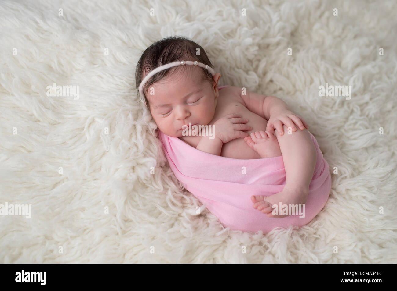 Dormir Dix Jours Bebe Fille Nouveau Ne Emmaillote Dans Un Rose Clair Tourne En Studio Sur Un Tapis En Peau De Mouton Blanc Photo Stock Alamy Dormir Dix Jours Bebe Fille Nouveau Ne Emmaillote Dans Un Rose Clair Tourne En Studio Sur Un Tapis En Peau De Mouton Blanc Photo Stock Alamy