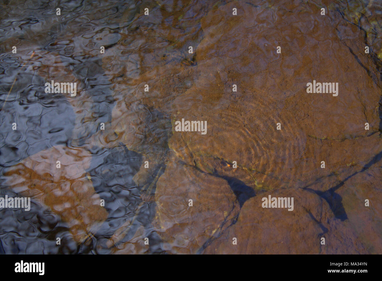 Pierres sur le fond d'un ruisseau de montagne cristalline.L'Irlande Banque D'Images