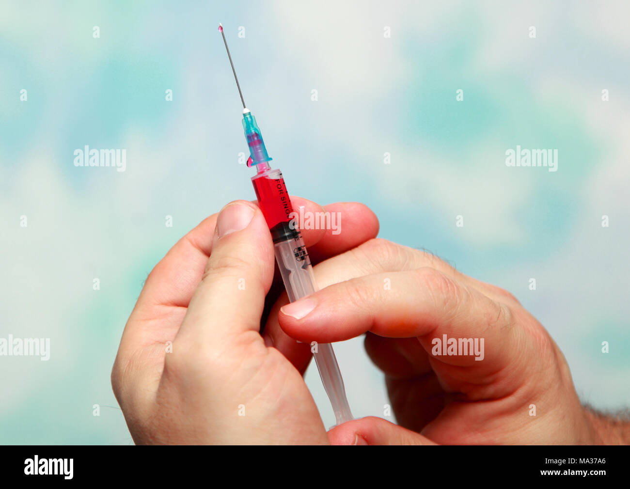 Les mains du médecin de préparer une seringue d'un médicament injectable. Banque D'Images