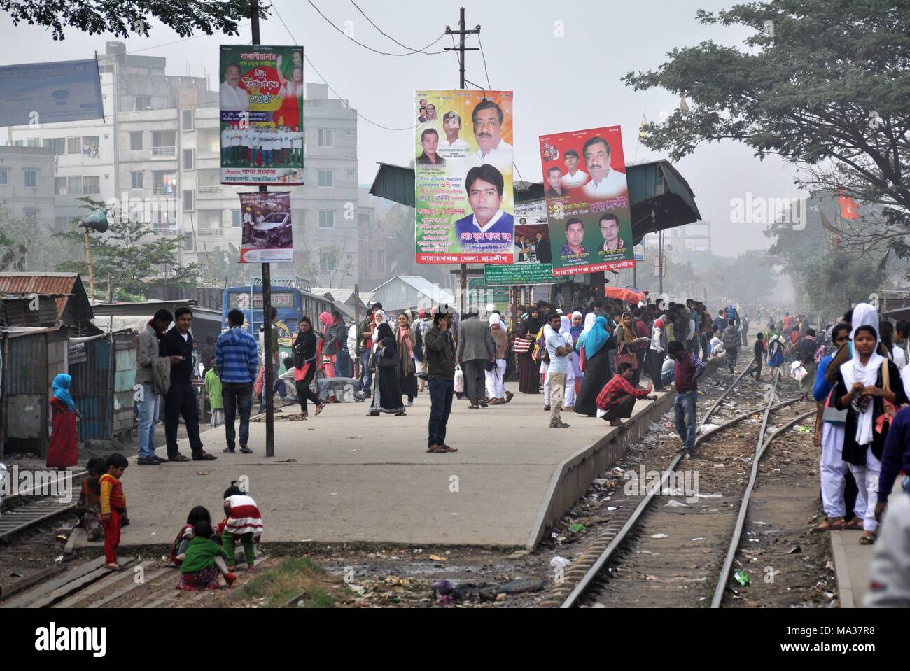 Sur la plate-forme surpeuplés dans 18.01.2015 - Bangladesh Narayanganj | conditions dans le monde entier Banque D'Images