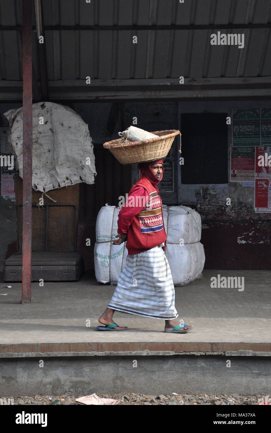 Homme avec panier sur la tête de station sur 18.01.2015 - Bangladesh Narayanganj en usage dans le monde entier | Banque D'Images