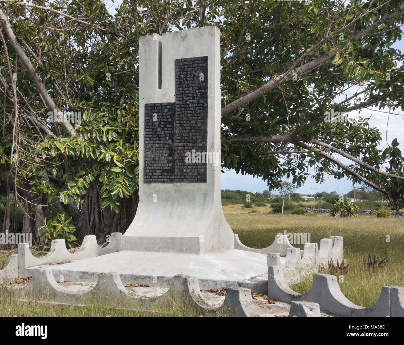 Un monument de vieillissement en rappelle Playa Giron (côte sud) des combattants qui sont morts dans la baie des Cochons en avril 1961 pour la défense de l'ICA-invasion contrôlée d'exilés cubains. (23 novembre 2017) | dans le monde entier Banque D'Images
