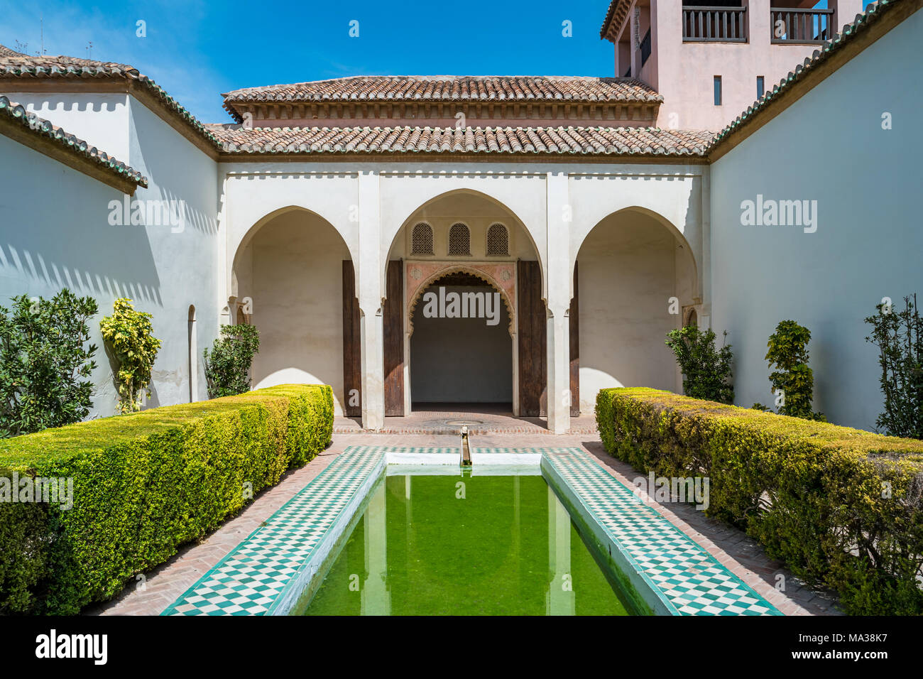 Cour intérieure et extérieure dans le Patio de la Alberca à l'intérieur de l'Alcazaba de malaga andalousie espagne. Banque D'Images