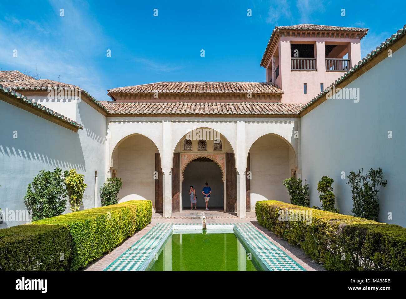 Personnes visitent le palais de la Alberca patio à l'intérieur de l'Alcazaba de malaga andalousie espagne. Banque D'Images