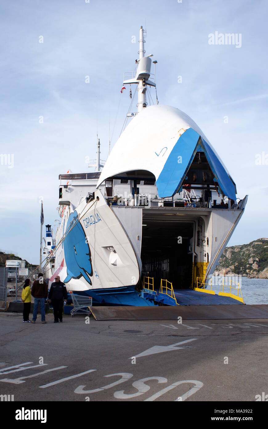 Location de Moby et de passagers à Santa Teresa Gallura, Sardaigne, Italie Banque D'Images