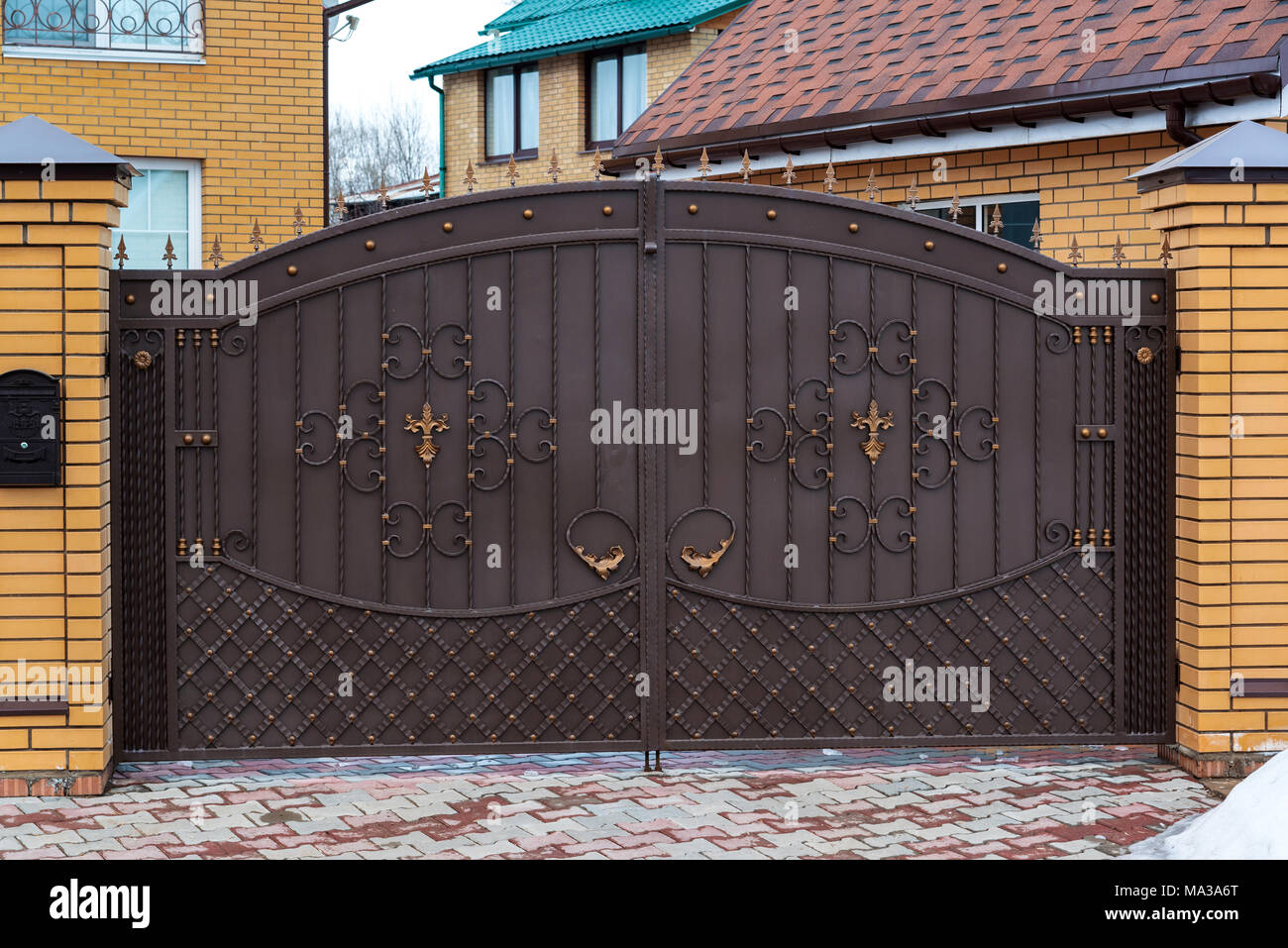 Une belle porte près de la maison de brique. Banque D'Images