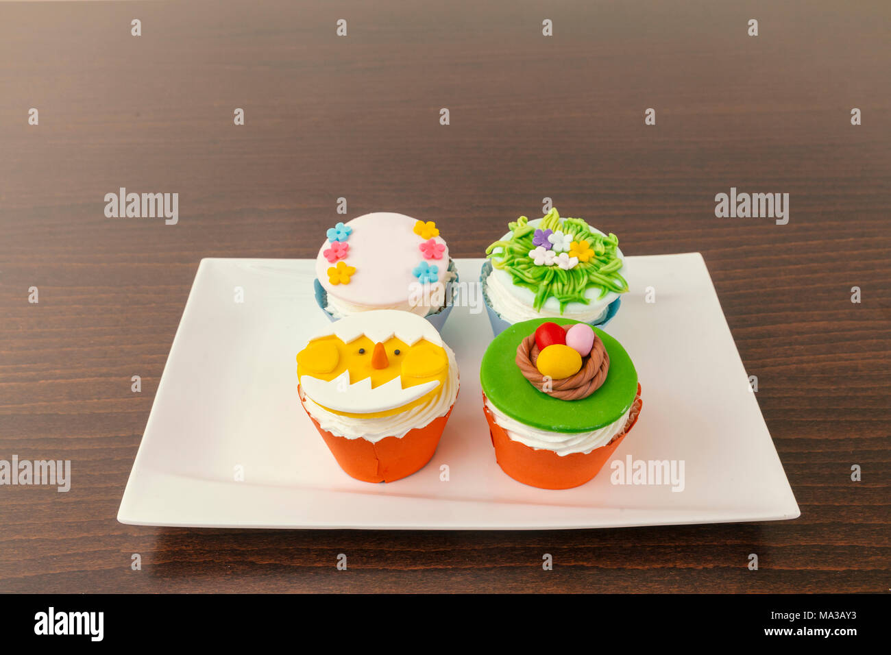 Cupcakes de pâques on white plate, Close up Banque D'Images