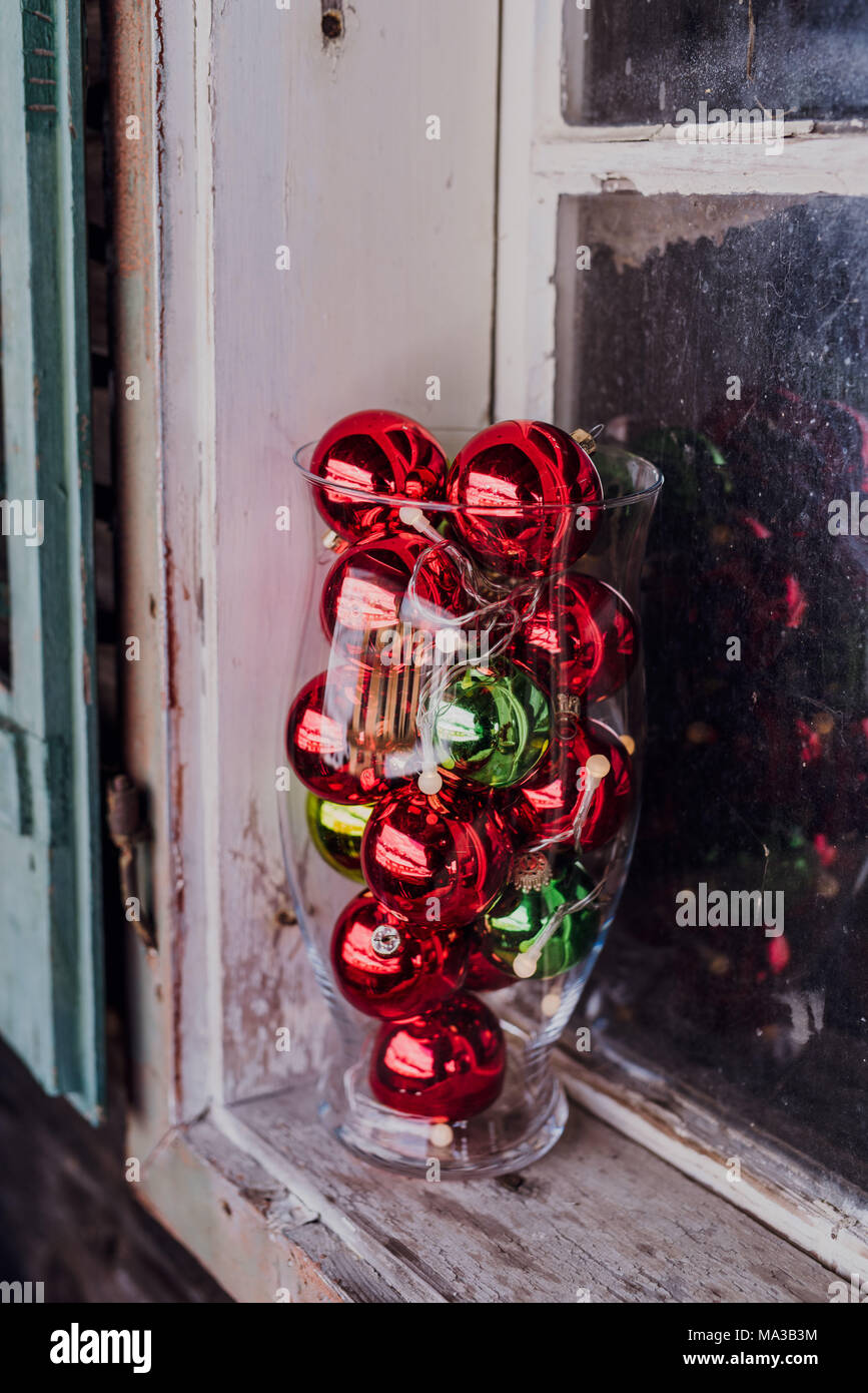 La fenêtre, décorations,vase en verre rempli de boules de noël, Banque D'Images