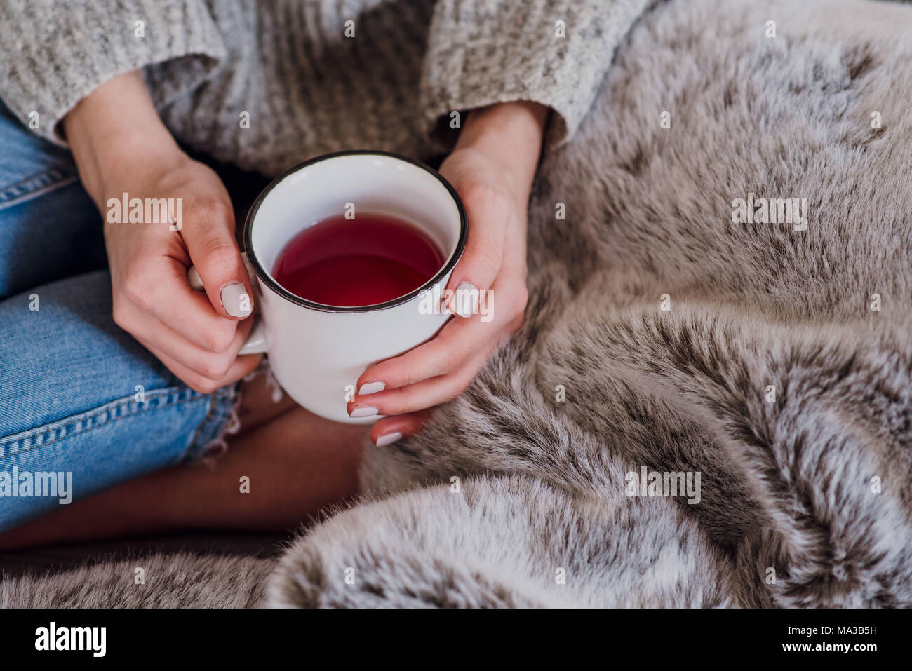 Jeune femme avec une tasse de thé,assis,détail, Banque D'Images