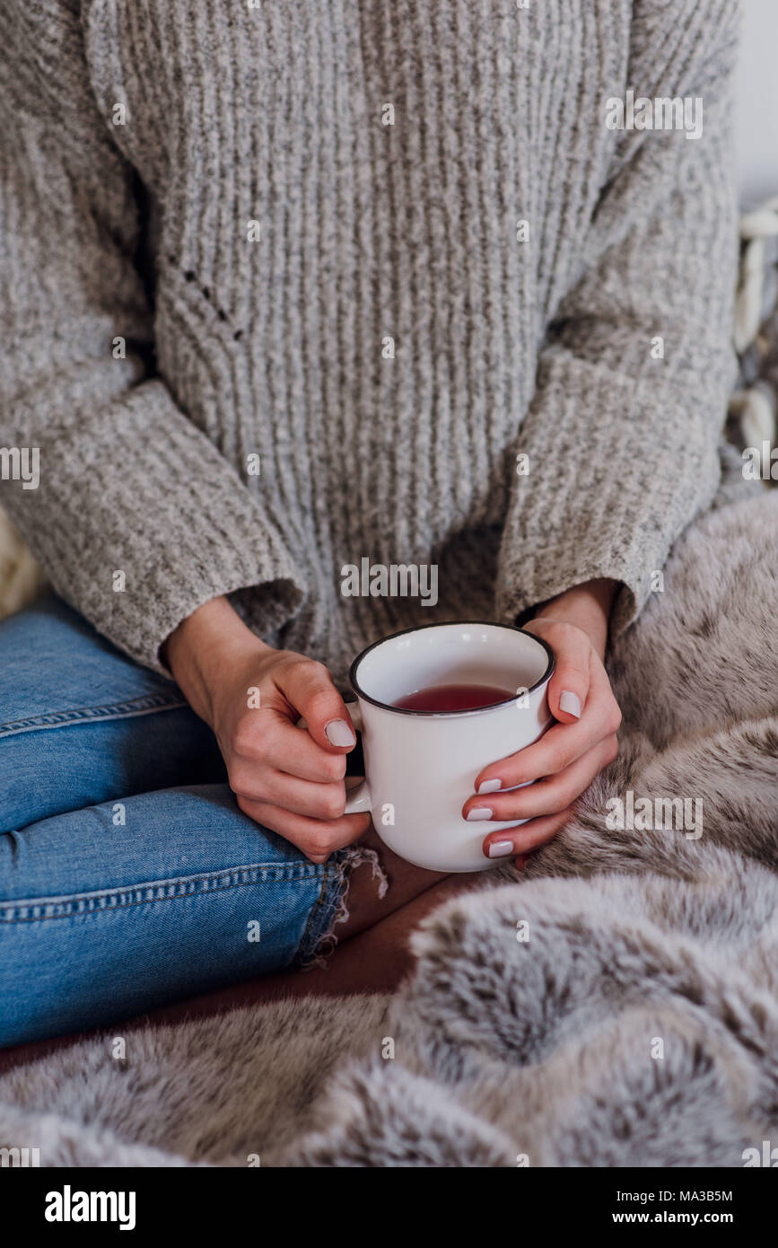 Jeune femme avec une tasse de thé,assis,détail, Banque D'Images