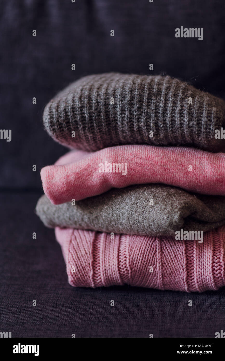 Pulls tricotés sur canapé, Banque D'Images