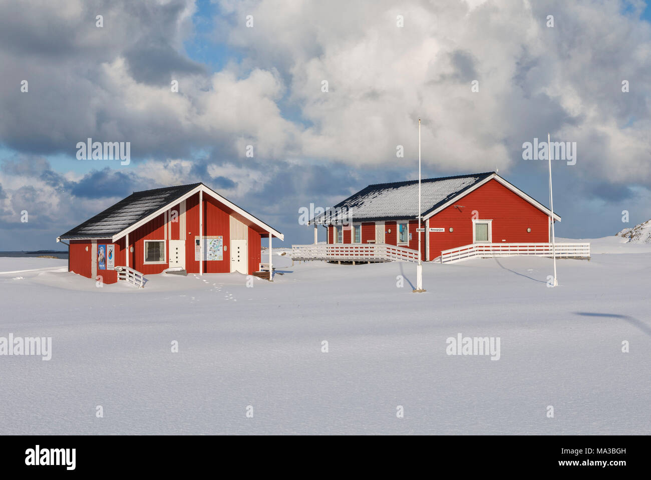 Cabane de pêcheurs typiques entouré par la neige en Andenes village de la municipalité d'Andøy Vesterålen sans petrole district de comté de Nordland en Norvège Europe Banque D'Images