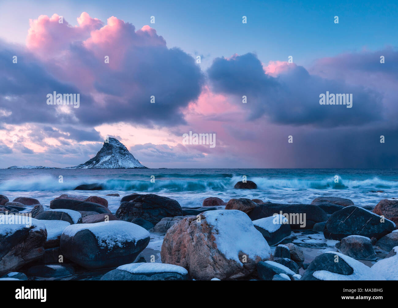 Storm au coucher du soleil à partir de la plage blanche de Bleiksstranda Bleiksoya avec l'île dans le contexte d'Andøya Bleik Vesteralen de district du comté de Nordland en Norvège Europe Banque D'Images