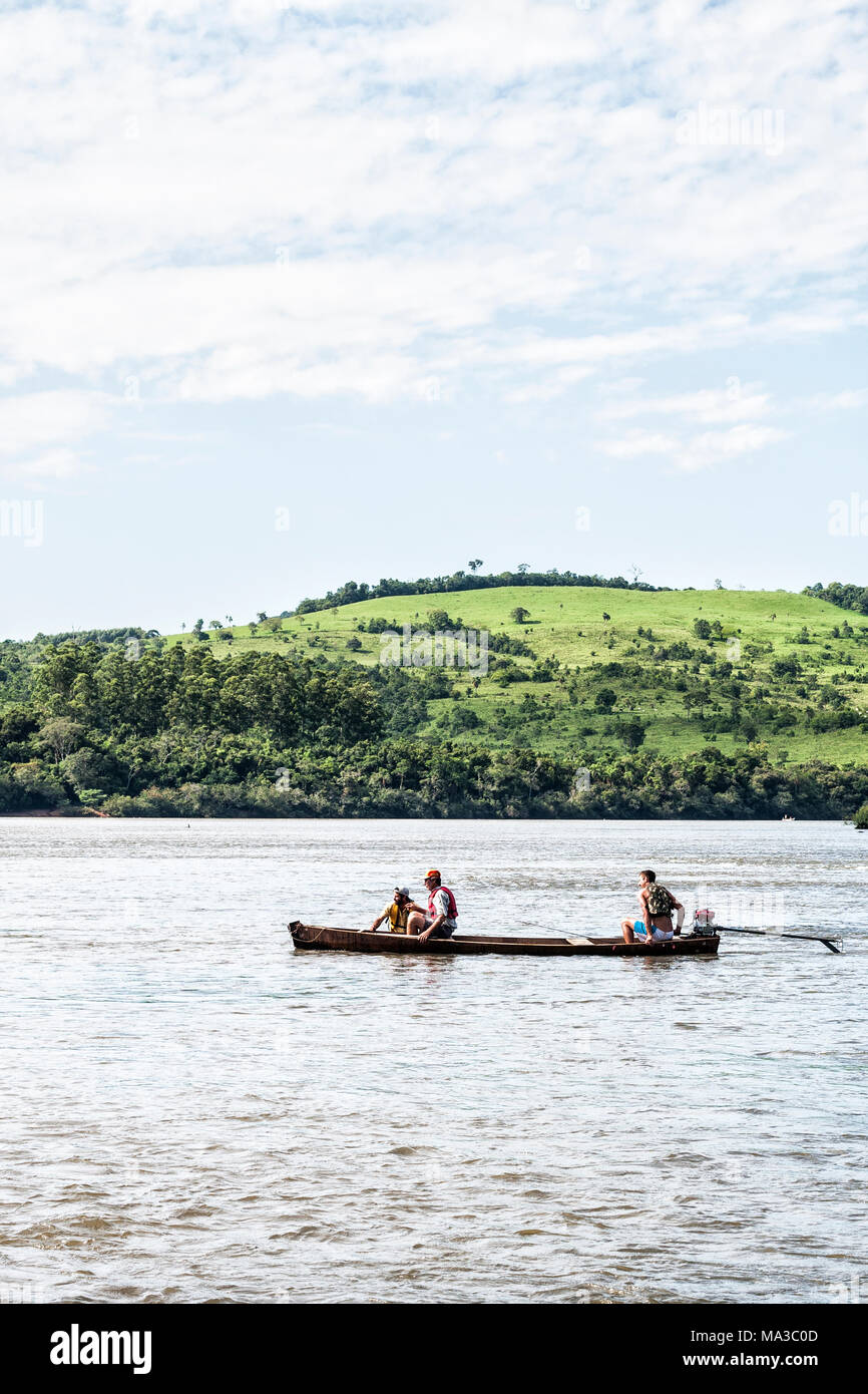 Bateau naviguant sur le fleuve Aracati. Sao Carlos, Santa Catarina, Brésil. Banque D'Images